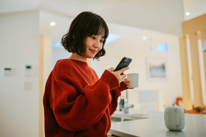 スマートフォンで動画を視聴するユーザー