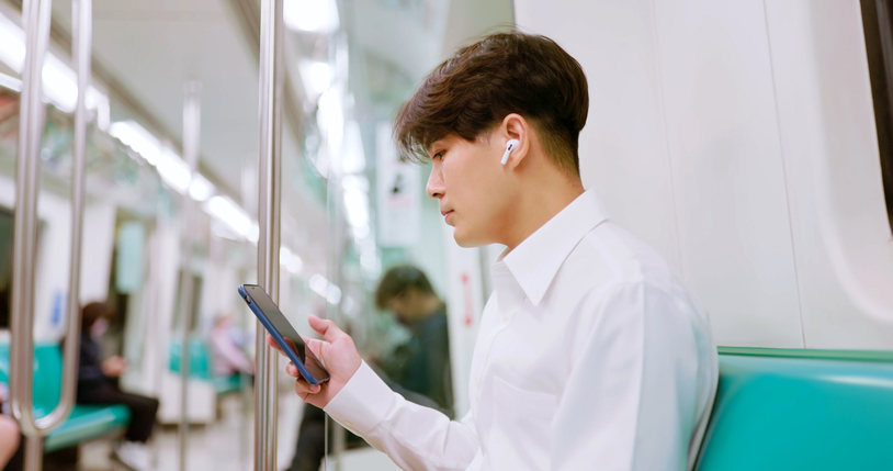 電車や移動中にTVerを楽しむユーザー